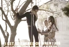 צעירות כוסיות, פורנו רץ פורנו בשירותים.