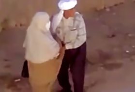 פורנו דימום של סבתא זקנה un petit צ ' אט ביס chez les arabes חחח נושך