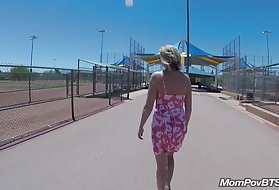 עבה הגוף milf לוקח את זה בתחת, תחת פתוח פארק בפארק ציבורי