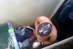 פורנו באמצעות מצלמת אינטרנט המשרתת מציצן מקלחת. פורנו הפילגש מאסטר