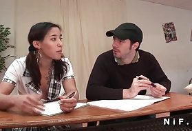 צרפתי הנער הערבי מתעסק עם כל החברים שלו מהכיתה השנייה ללימודים.