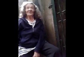 מתחת לחצאית. פורנו קטעי וידאו לצפות סבתא אוהבת שהזין צעיר סבתא