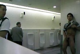 חיה פורנו צעירות הבחור מאונן בחדר שירותים ציבוריים !